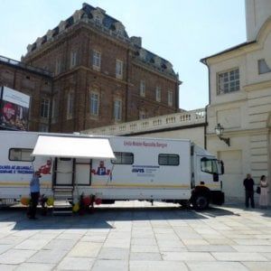 Paracadutisti, sbandieratori e corteo: l'Avis festeggia i primi 90 anni