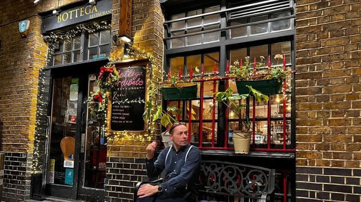 “Carbonara-gate” a Londra: il ristorante italiano smette di servirla. “Non accetto più che mi si chieda di aggiungere panna, funghi o pollo”