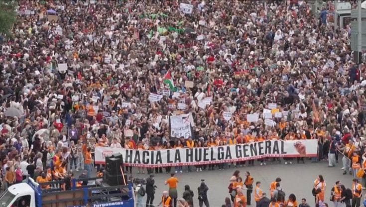 Madrid, folla alla manifestazione per il diritto alla casa: "Verso lo sciopero generale"