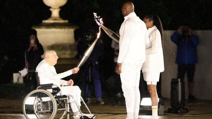 Charles Coste è morto: addio al tedoforo centenario delle Olimpiadi di Parigi 2024