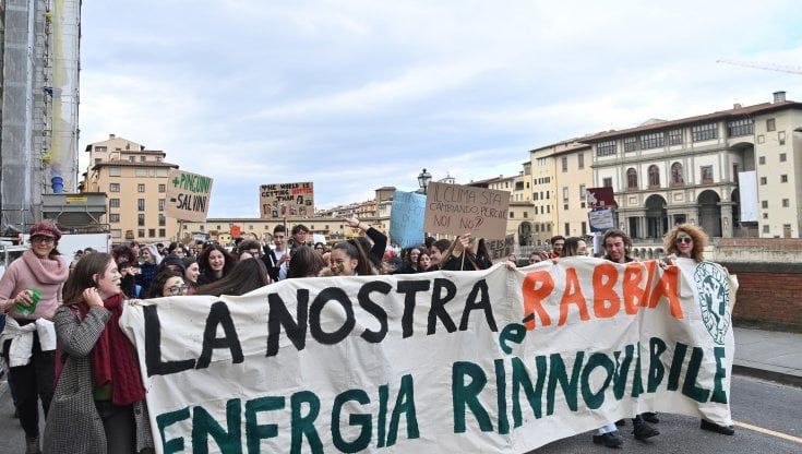 Marginalità pubblica, pressioni private dietro il disagio dei giovani