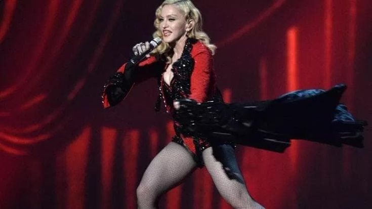 Madonna festeggia un anno dalla “guarigione miracolosa”: “Ero quasi morta: la vita è bella”