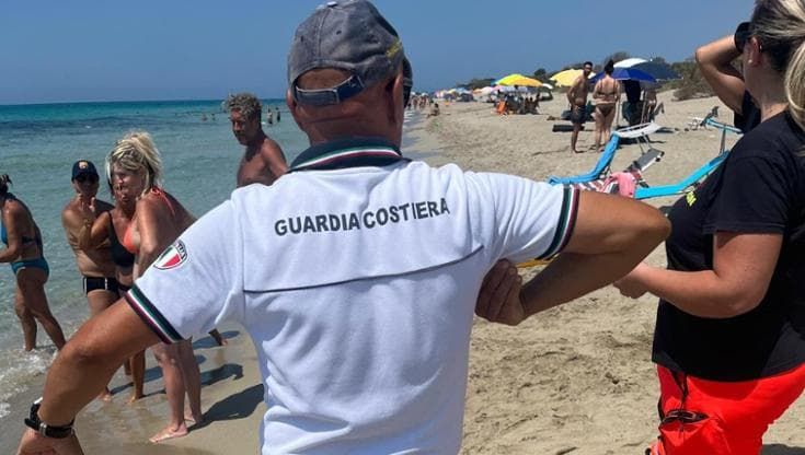 Ugento, turista 74enne si sente male mentre fa il bagno in mare: muore sotto gli occhi del marito