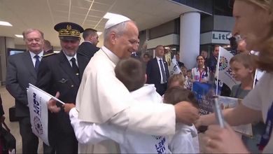 Metz, Leone XIV abbraccia i bambini in aeroporto: il papa sorridente tra disegni e bandierine
