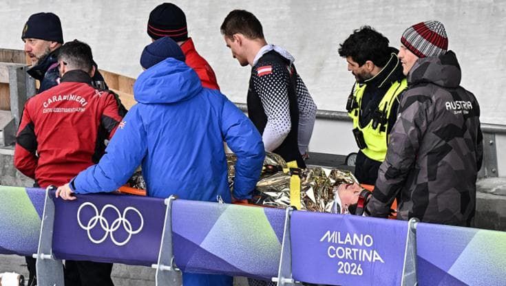 Il bob finisce a testa in giù. Tre incidenti, paura a Cortina