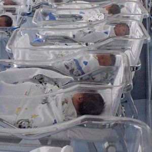Istat, nascono sempre meno bambini, specie da genitori italiani. Boom di "Franceschi"