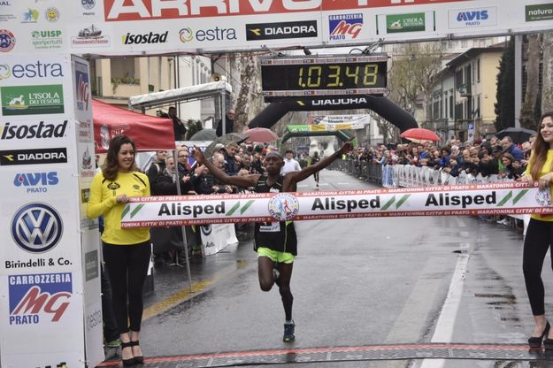 Maratonina di Prato, vince un atleta del Kenia