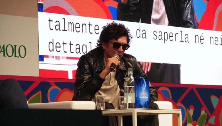 Salone del Libro, Ermal Meta torna al romanzo: "La cosa che mi manca di più è l'amico d'infanzia"
