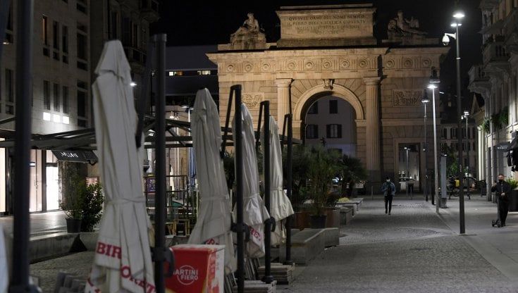 Lite sul coprifuoco, Letta: "Lega via dal governo se non vuole starci". Gelmini: "Al ristorante fino alle 22? No multe". Ma il Viminale smentisce