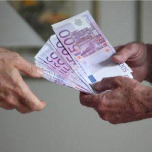 Chiedevano denaro ai commercianti "da parte degli amici di Cercola". Arrestati due estorsori