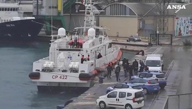 Rientrata dall'Albania la motovedetta con 12 migranti: l'arrivo al porto di Bari