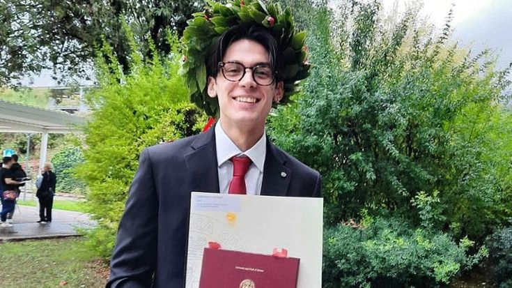 Cinque anni fa venne travolto da un bus turistico in costiera amalfitana, la sua esperienza nella tesi di laurea
