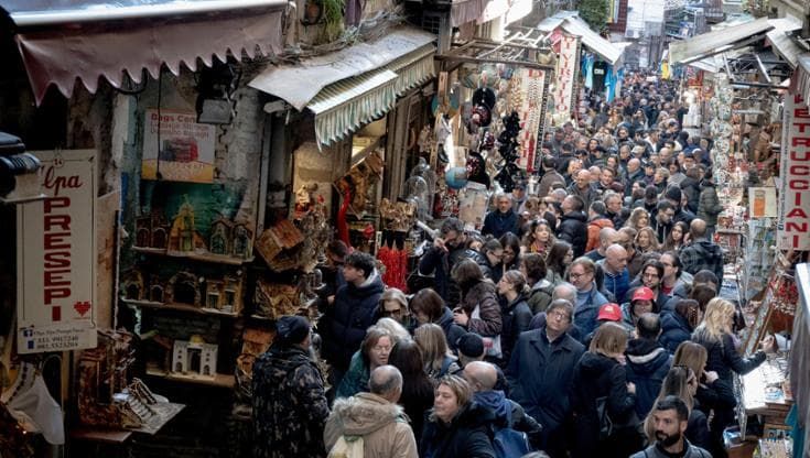 Immacolata, boom a San Gregorio Armeno: attesi centinaia di bus turistici. Protestano i residenti