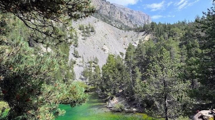 Cammino in Valle Stretta, oltre il confine tra i laghi e le cime lunari