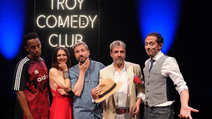 Il Terzo segreto di satira e l’Iliade come una stand-up comedy: parola a Ulisse e Achille