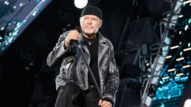 Vasco Rossi, piccolo intervento per la schiena: “Mi annoio un po’”