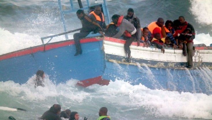 Ottocento migranti in balìa di onde alte cinque metri a sud est della Sicilia, la Guardia costiera tenta il salvataggio