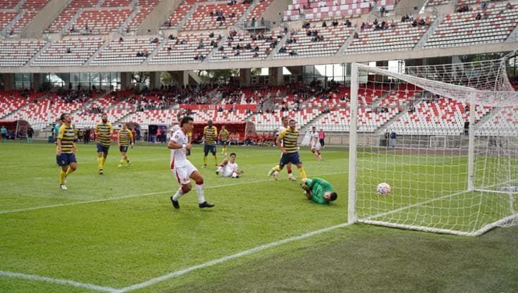 Il Bari cala il bis con il Giugliano mai in partita e torna in vetta, ma il San Nicola resta freddo