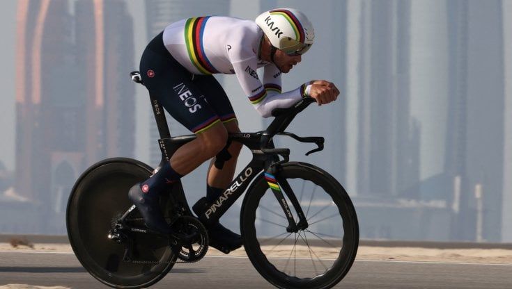 Ciclismo: ottovolante Ganna, signore del deserto