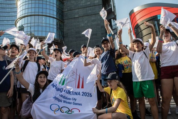 Milano vince le Olimpiadi: festa e commozione in piazza Gae Aulenti