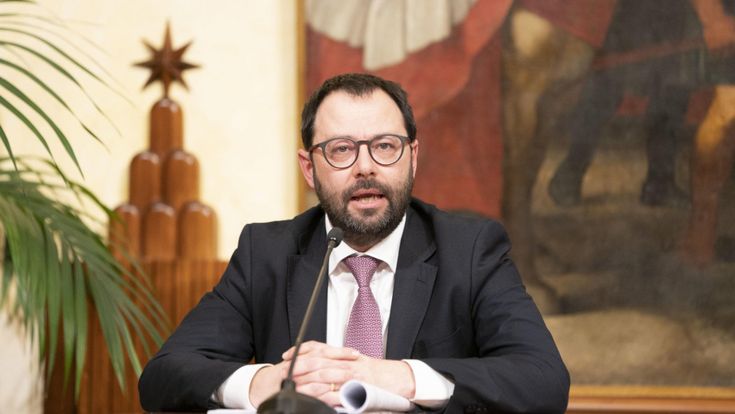 Per la Fase 2 il piano di Patuanelli, chi lavora in sicurezza può aprire dal 22. Pd e sindacati frenano
