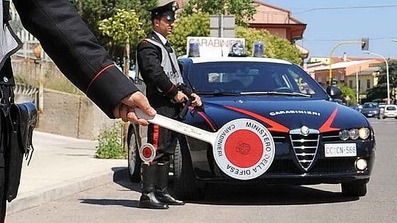 Strambino, al volante senza patente si finge suo zio per evitare guai: multato e denunciato