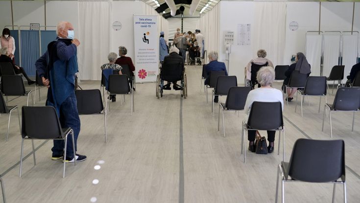 Vaccini, l'allarme delle Regioni: "Poche dosi, si rischia lo stop"
