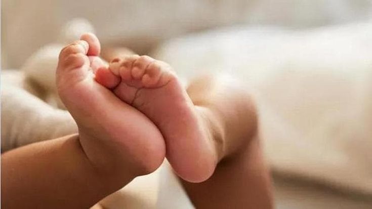 Congedi parentali paritari, la maggioranza prende tempo. Opposizioni all’attacco