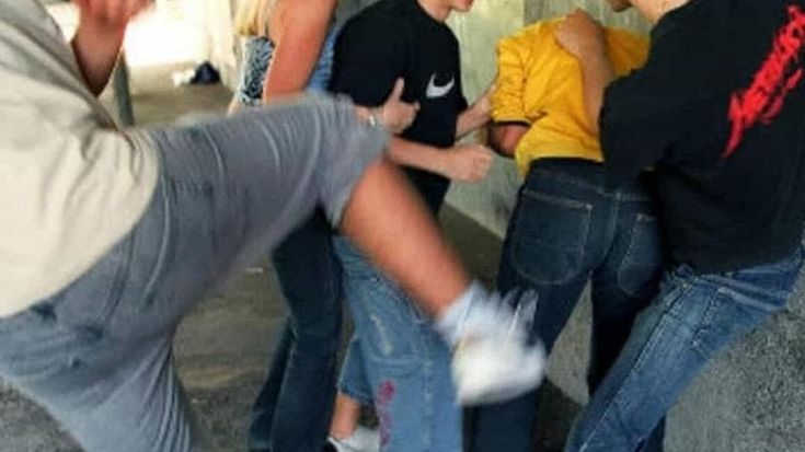 San Vito, tenta di accoltellare il prof. La lunga catena di aggressioni in aula