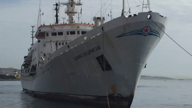 La nave spia accolta con gli onori a Messina