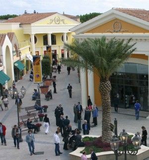 Paura a Castel Romano, falso allarme bomba<br />outlet evacuato, il pacco sospetto era un trolley