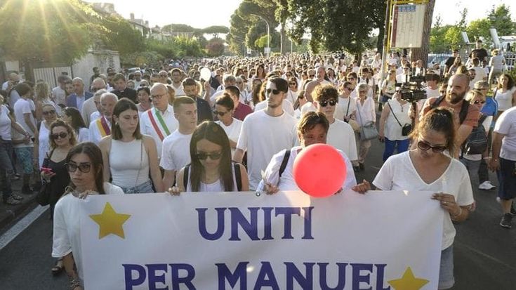 Migliaia alla fiaccolata silenziosa per il piccolo Manuel. Lacrime, applausi e palloncini bianchi