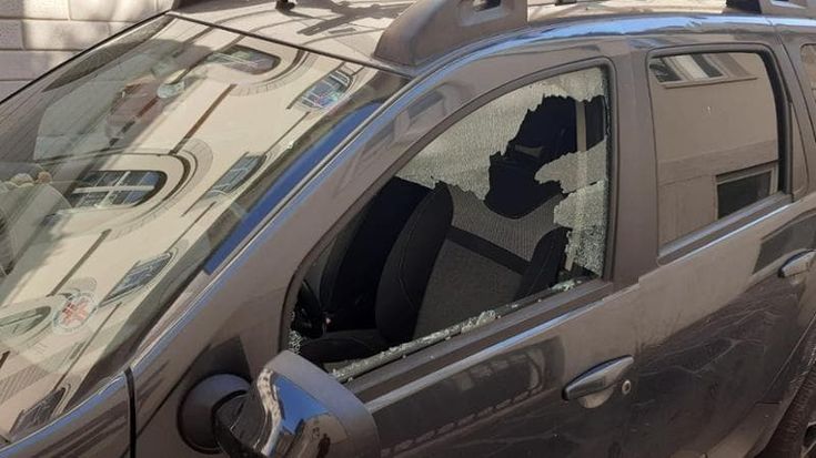 Il ladro seriale che spacca i finestrini delle auto a Milano: tre arresti in tre giorni