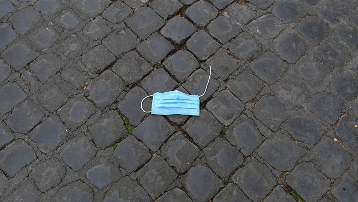 Ha il Covid, viola l'isolamento e per tre volte lo fermano: maxi multa da tremila euro a Roma