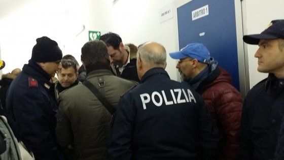 Canosa, guardalinee colpito da una pietra: identificato il tifoso