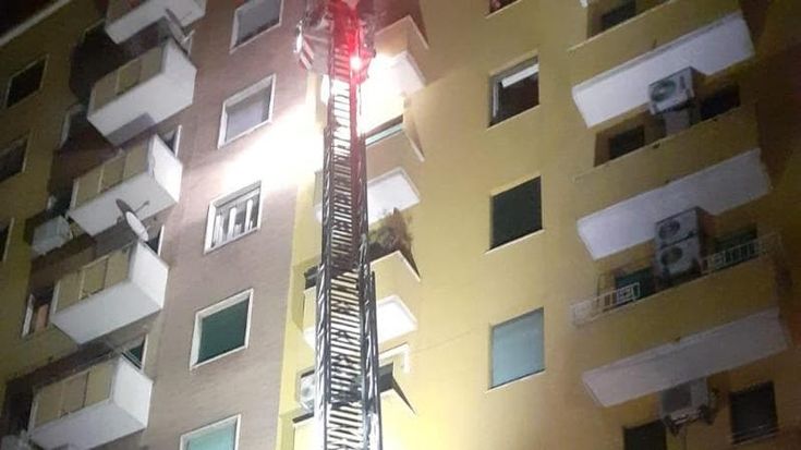 Solaio di camera da letto sprofonda al piano di sotto dove erano in corso dei lavori. Ferita una donna