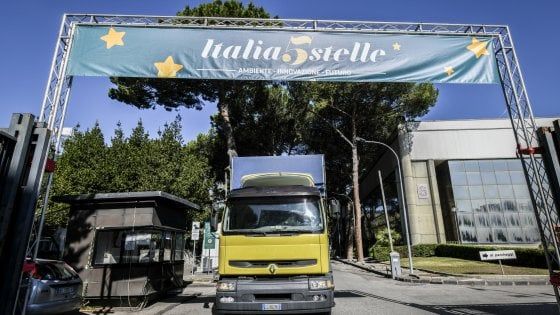 Italia 5Stelle, a Napoli Grillo, Casaleggio e Conte. Di Maio: "Presenteremo nuove riforme". Ma pesano le assenze