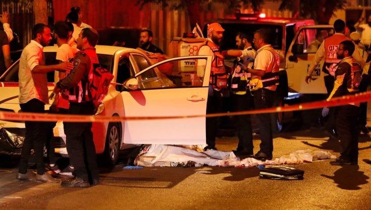 Israele, l’attacco a colpi di ascia provoca tre morti e 16 orfani. Attentatori ancora in fuga