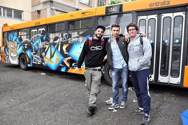 Giornata dell'arte, bus Tep decorato dai giovani writer