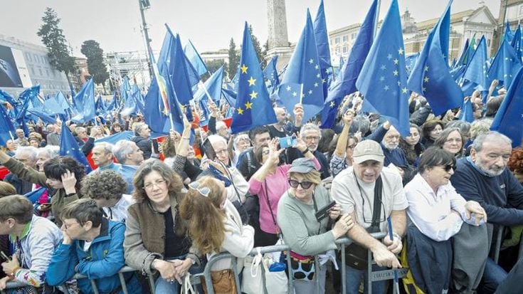 Amici, pensionati e famiglie sotto le bandiere blu: “Vogliamo pace e libertà”