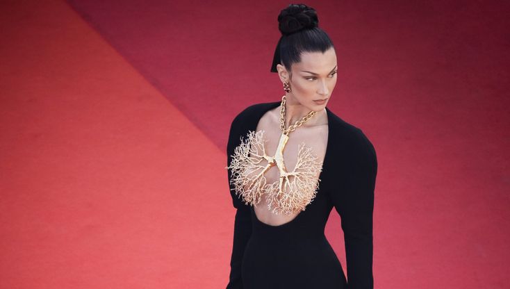 Cannes, si torna a sognare: dal gioiello polmone al denim couture i dettagli moda più belli del festival