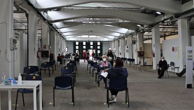 Le furono somministrate  quattro dosi di vaccino. "Ma ora la ragazza sta bene" dice lo specialista