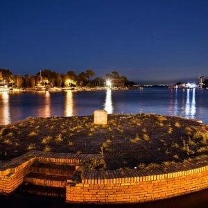 Ischia, traghetto urta contro il tondo di Marco Aurelio: "Ancora oltraggi alla storia"