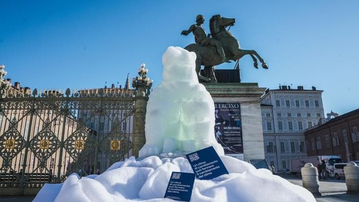 In piazza Castello è arrivato un orso polare di ghiaccio (che si scioglie): “Il climate change è realtà”