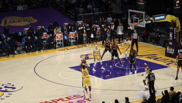 Basket, play-in Nba: LeBron batte Curry, Lakers ai playoff contro Phoenix