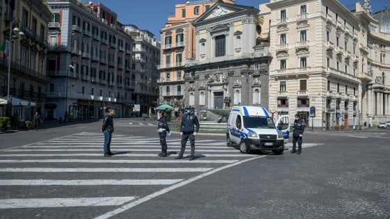Coronavirus, a Napoli la polizia municipale porta medicinali agli anziani soli