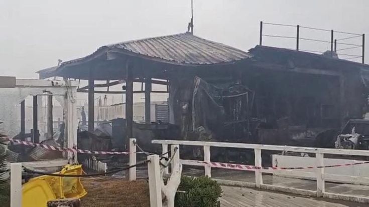 In fiamme il Dadaumpa di Fiumicino, distrutto lo stabilimento balneare