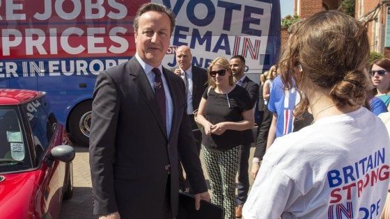 Brexit, Cameron: "Sarebbe una bomba economica". Sondaggi: il No all'Ue passa in vantaggio