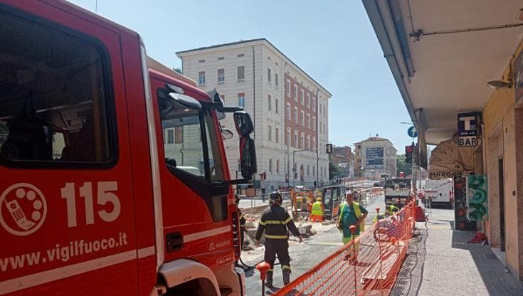 Cantiere del tram in via Matteotti, si rompe un tubo del gas: evacuato il Sabin