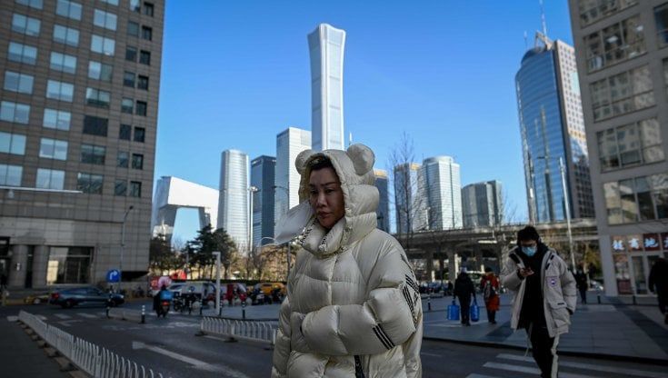 Borse miste alla ripartenza, spread in calo. La Cina batte le attese: cresce del 2,3% nell'anno del Covid
